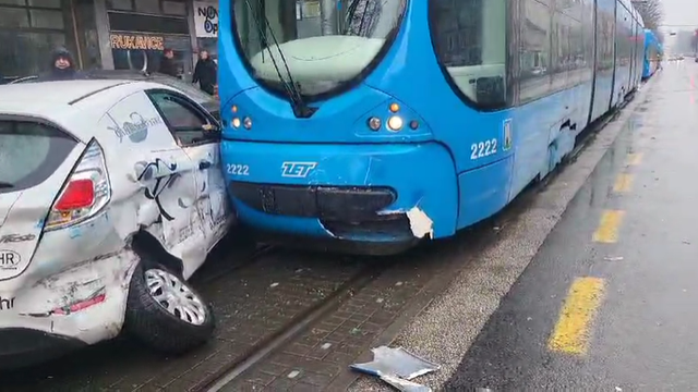VIDEO Krš i lom kod Maksimira: Sudarili se tramvaj i automobil, jedan čovjek je ozlijeđen