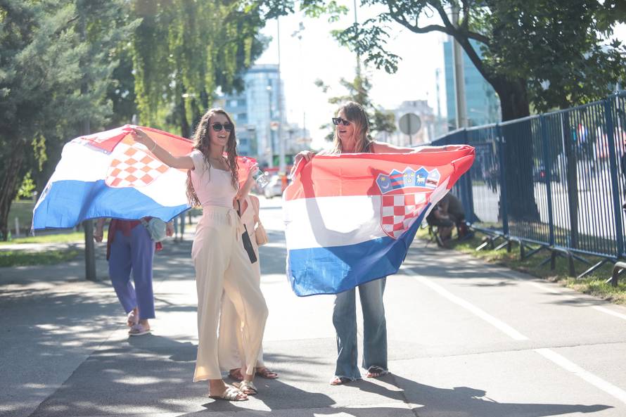 Zagreb: Građani se okupljaju duž trase vojnog mimohoda