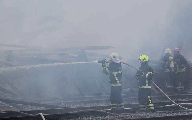 Gore barake uz prugu u Osijeku