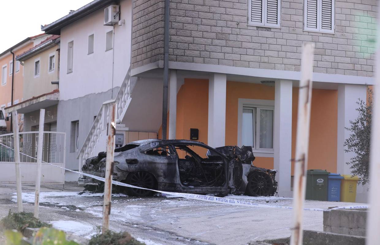 Potpuno je izgorio parkirani automobil u Kaštel Gomilici
