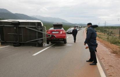 Bura prevrtala turističke kamp-kućice po autocesti