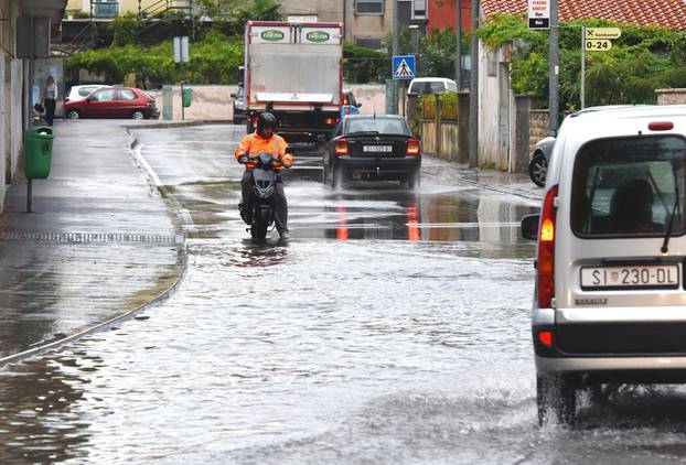 Jaka kiša poplavila prometnice u Šibeniku