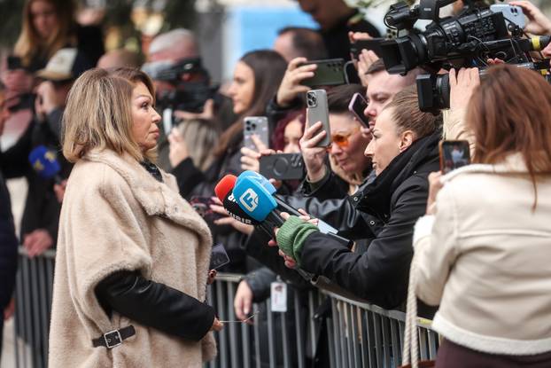 Sarajevo: Dolazak uzvanika na komemoraciju za Halida Bešlića u Narodno pozorište