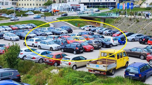 FOTO Parking na splitskom Kampusu predmet sprdancije: 'Online škola došla na naplatu'