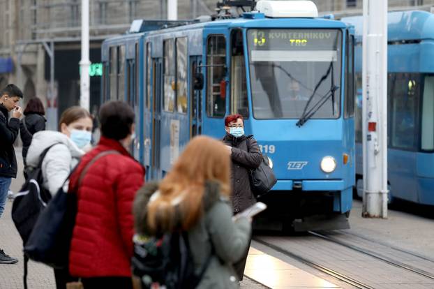 Zagreb: Malobrojni građani započeli petak 13. u tramvaju broj 13