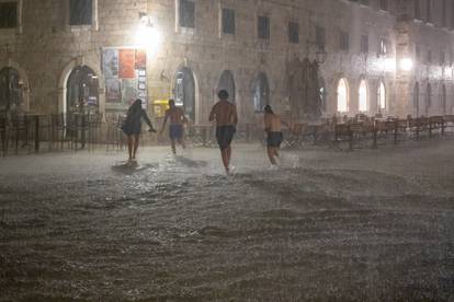 Stradun u Dubrovniku nakon obilne kiše postao kupalište