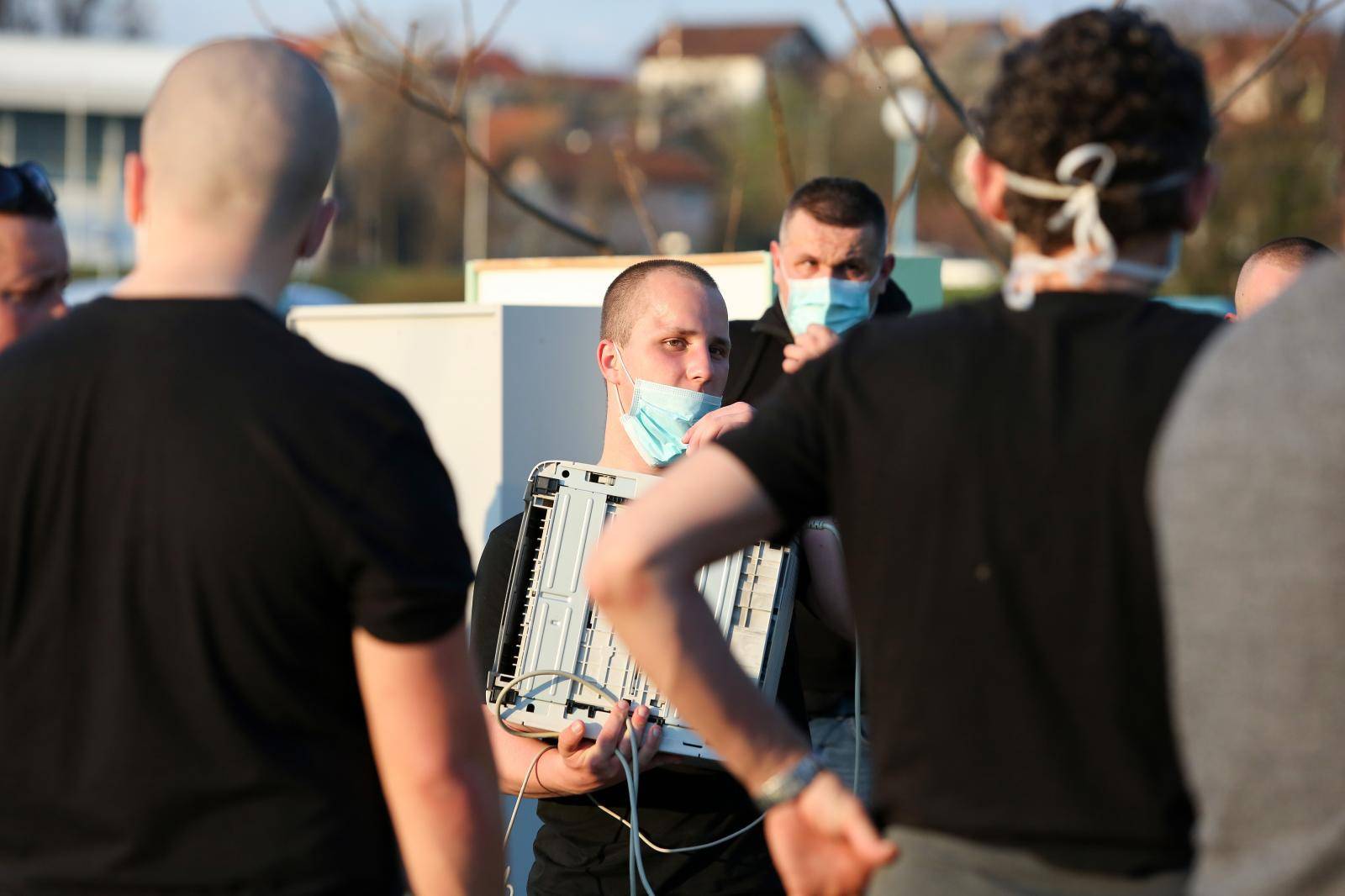 Zagreb: Navijači Dinama pomažu u iseljavanju Kliničkog centra Dubrava