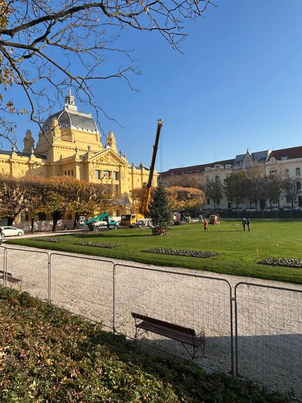 FOTO U Zagrebu se pripremaju za Advent: Slaže se klizalište...