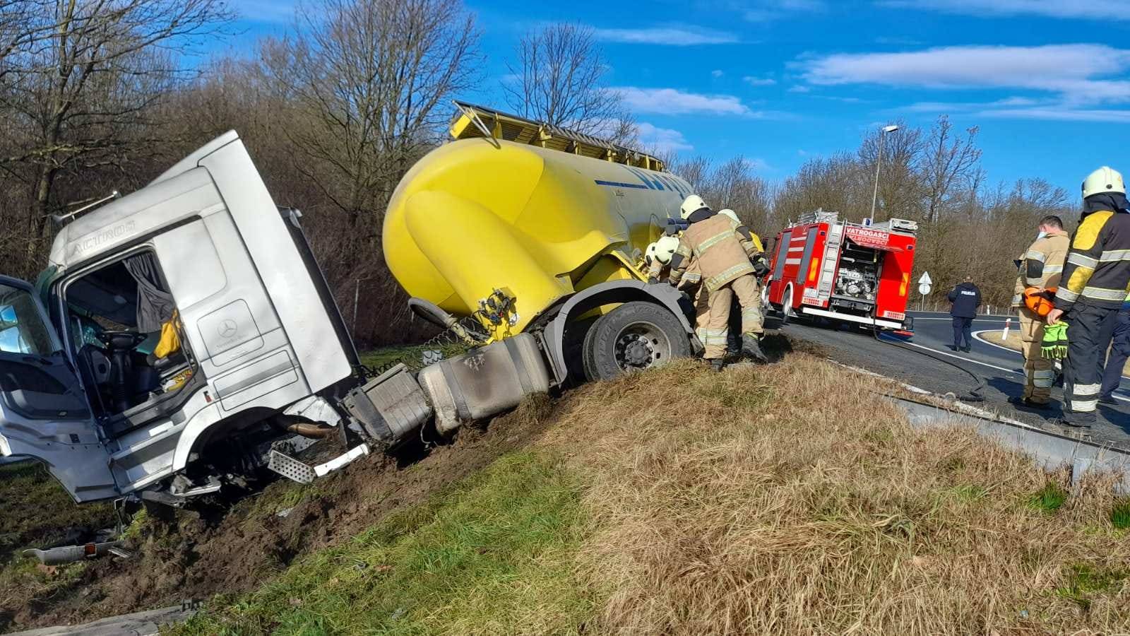 FOTO Vozač (70) kamionom je sletio s autoceste A3 kod Lužana