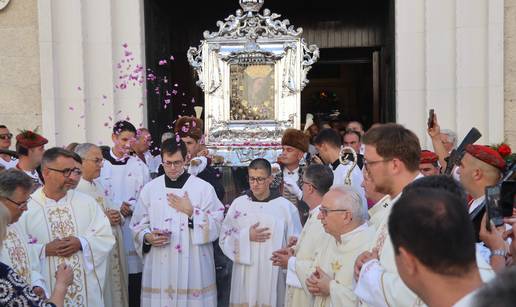 FOTO Stotine vjernika u Sinju: Hodaju u &ccaron;ast Velike Gospe..