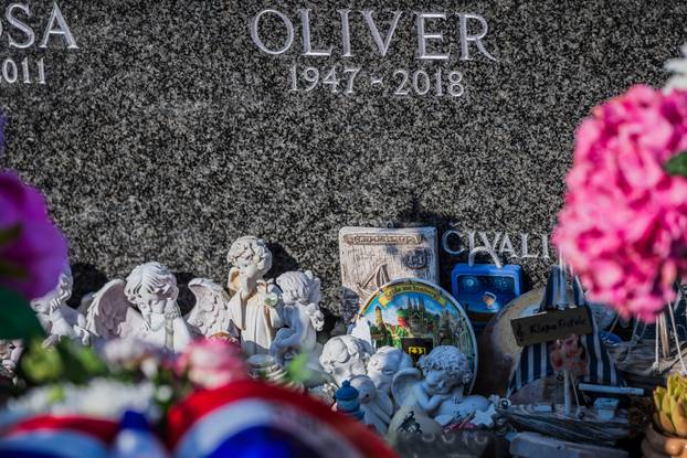 Vela Luka: Prije točno 5 godina umro je Oliver Dragojević, građani na njegovom grobu pale svijeće i ostavljaju poruke 
