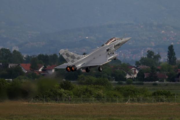 Velika Gorica: Preletom Rafaleima iznad Hrvatske piloti HRZ-a izrazili su zahvalnosti i poštovanje prema svim sudionicima VRO "Bljesak"