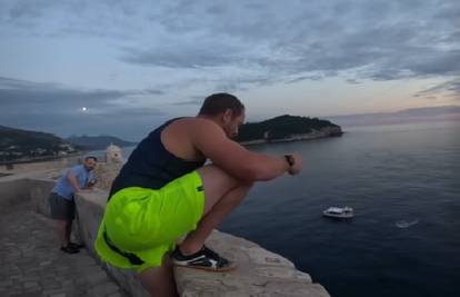 VIDEO Šokantna snimka! Skočio u more s dubrovačkih zidina