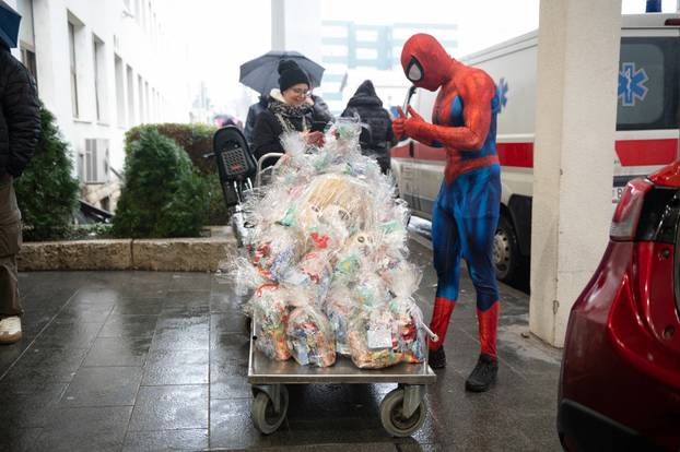 24sata Zagreb: Jasenka Bastai&cacute; i zagreba&ccaron;ki Spiderman donijeli su poklone na dje&ccaron;ju onkologiju
