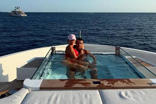 Georgina u tangicama na palači na vodi. Luksuz po mjeri CR7