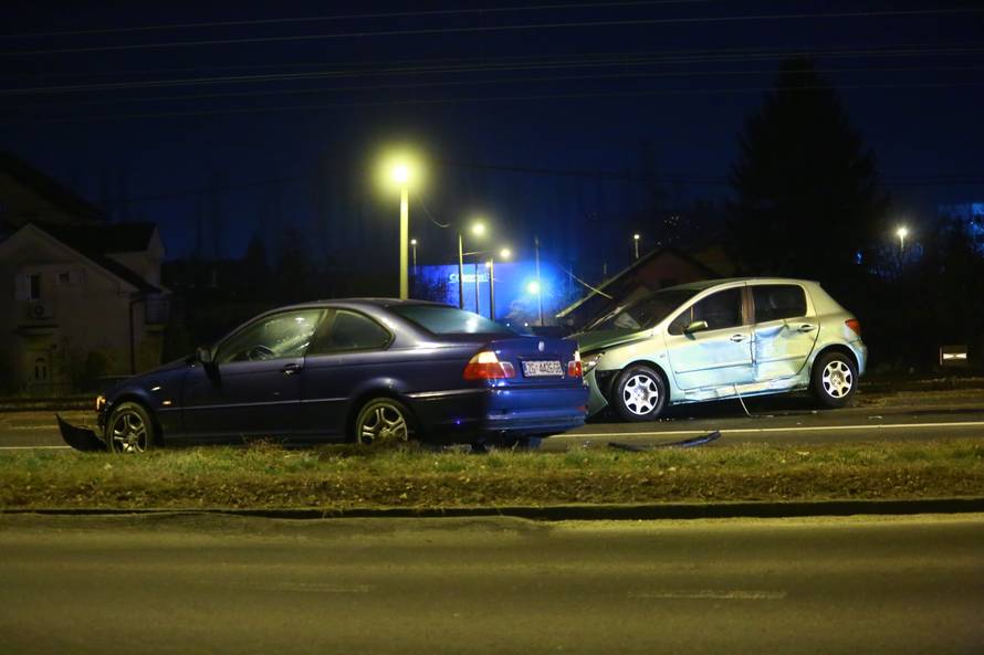 Sudarila se tri automobila u Zagrebu, dvoje ljudi ozlijeđeno