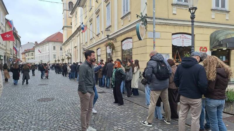 Velike gužve pred srpskim veleposlanstvom u Ljubljani! Plešu užičko kolo dok čekaju