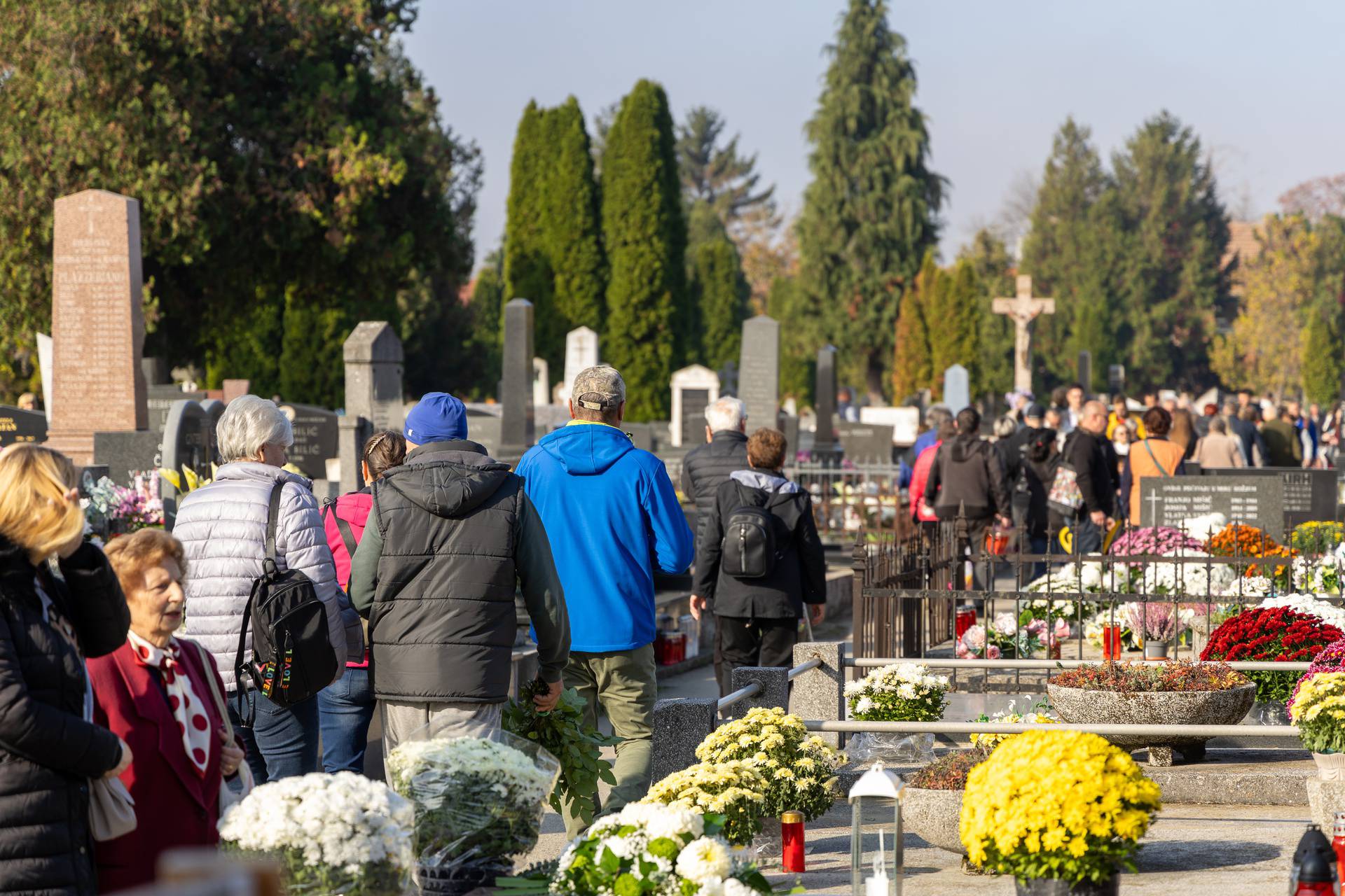 Gužve na osječkim grobljima povodom obilježavanja Svih svetih