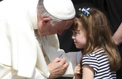 Papa se susreo s djevojčicom (6) koja će uskoro oslijepiti