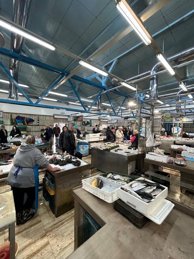 FOTO Građani šokirani! Za kilu janjetine 20 eura, rajčice po 7, a orada na Dolcu čak 28 eura