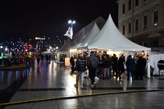 FOTO Advent u Slavonskom Brodu: Dvije lokacije, nove atrakcije i nezaboravni doživljaji