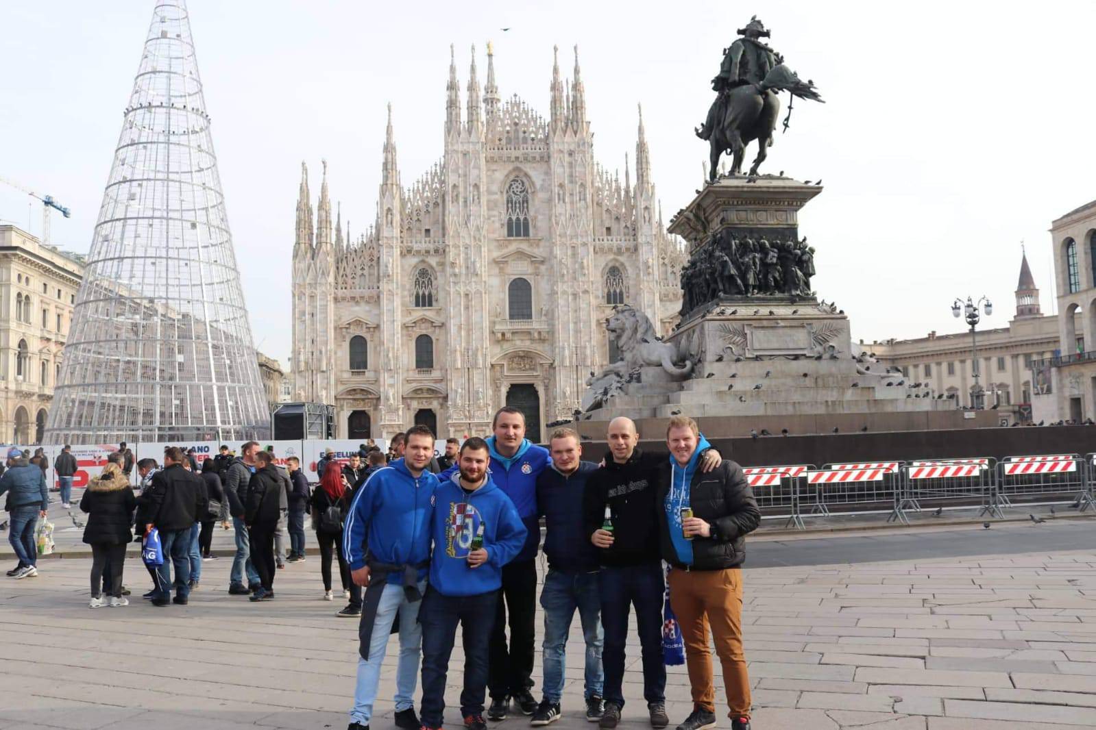 Potepuhi prvi navijali na Piazzi Duomo, neki stigli i iz Miamija