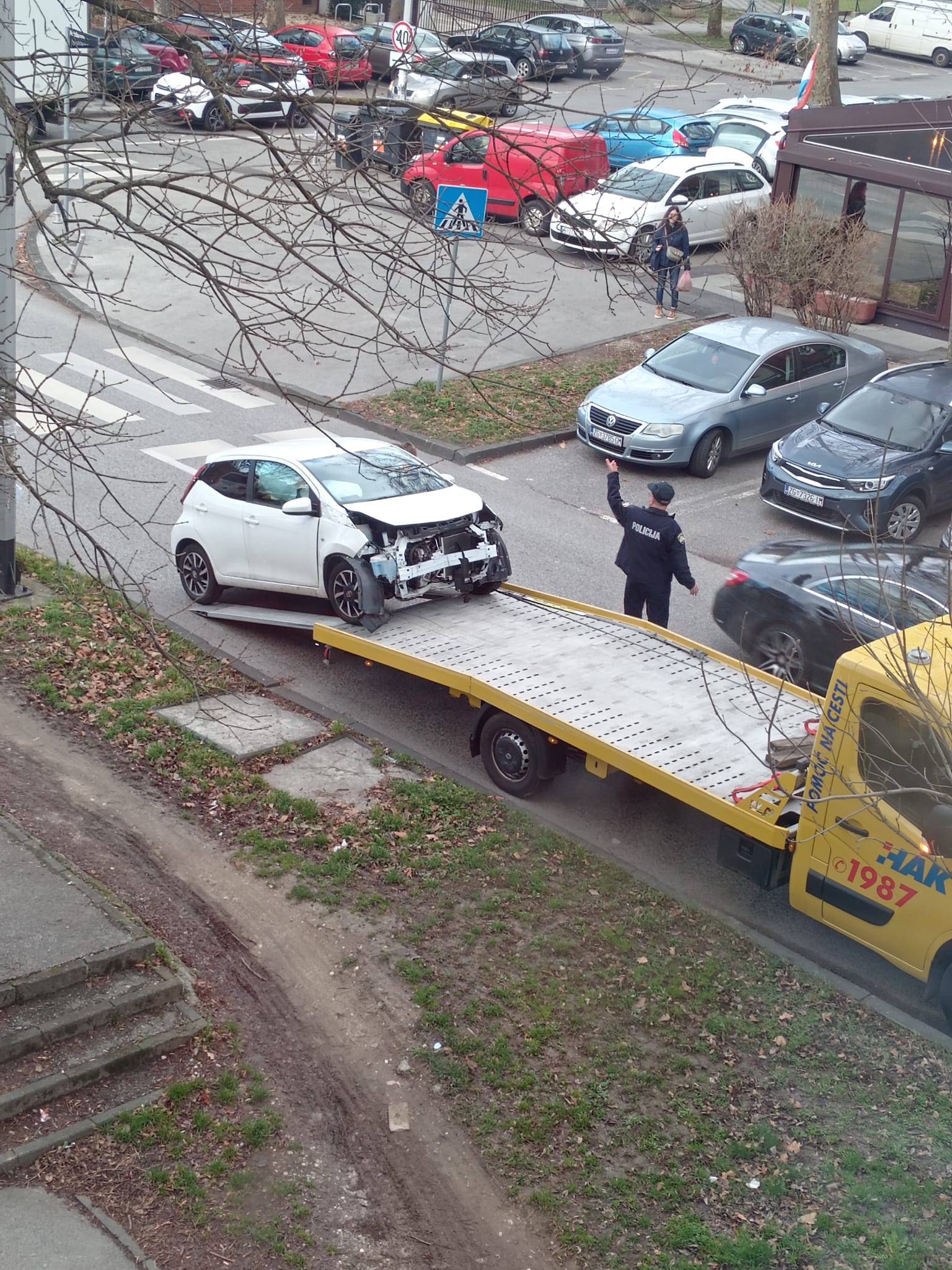 Krš i lom u Rudešu: Auto završio na boku, jedan čovjek ozlijeđen