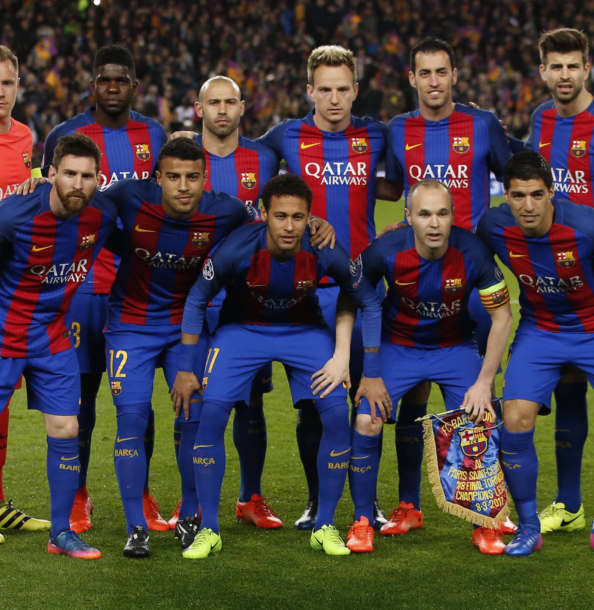 Barcelona team group before the match