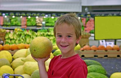 Postoje i takve trgovine: Djeca besplatno jedu voće i povrće
