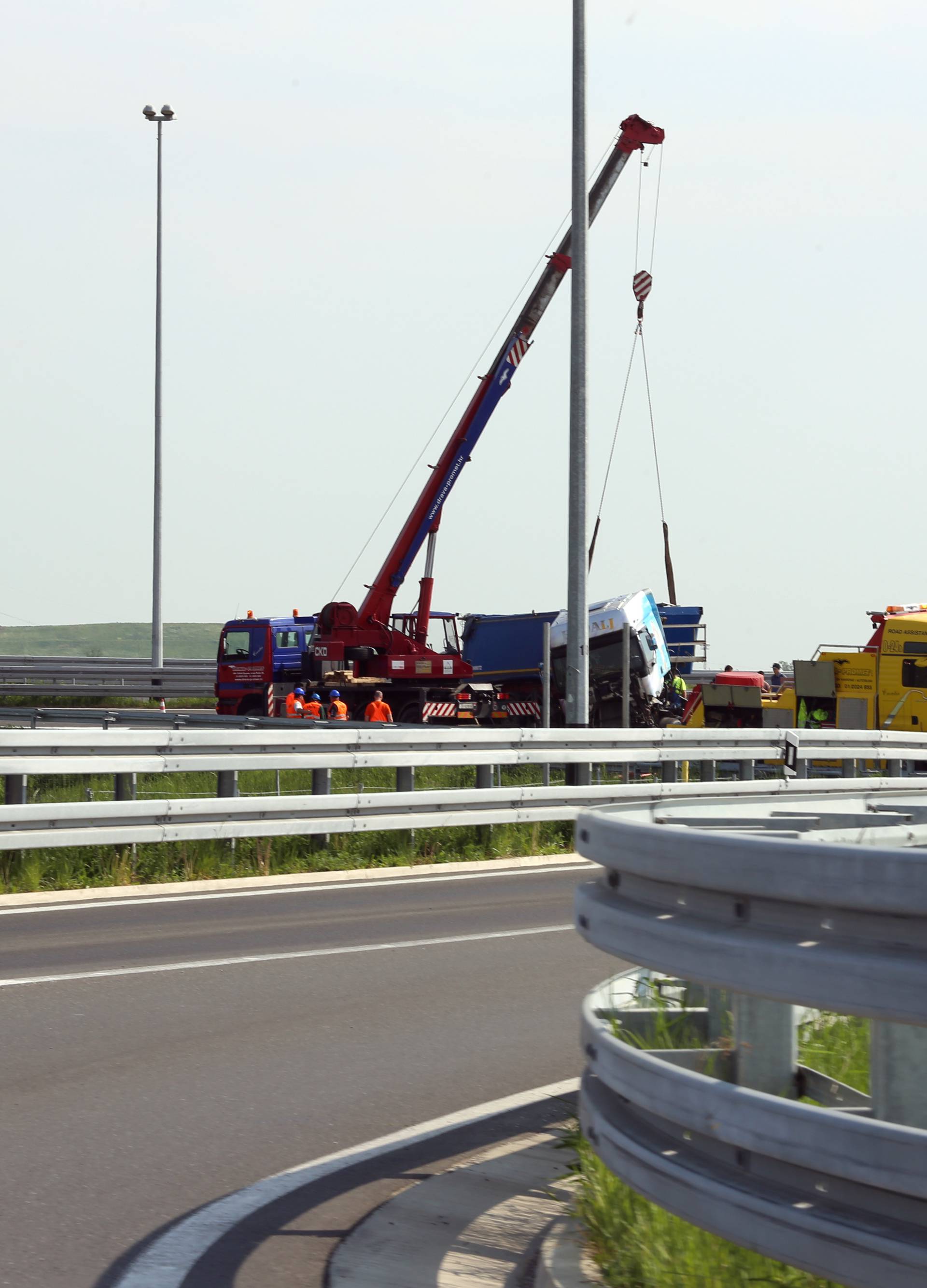 Nesreća kod čvora Veliko Polje: Sudarila se dva tegljača i auto