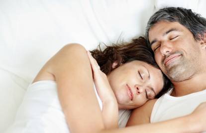 Što zapravo znači kada partner utone u san brzo nakon seksa?