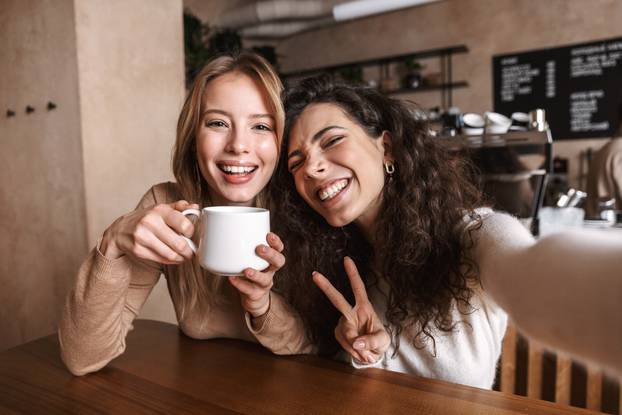 Image,Of,Excited,Happy,Pretty,Girls,Friends,Sitting,In,Cafe