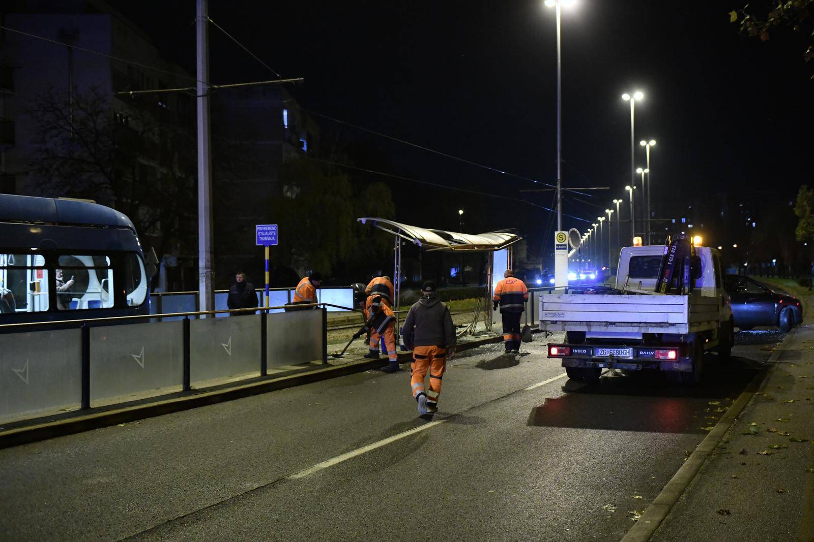 Zagreb: Auto na Horvaćanskoj naletio na tramvajsku stanicu