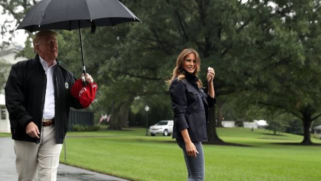 Kakav 'kavalir': Melania kisne, a Trump stoji pod kišobranom