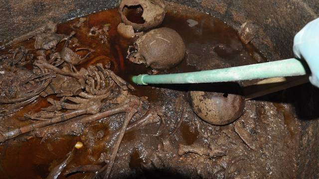 Stara 2000 godina: Tisuće ljudi žele piti tekućinu iz sarkofaga