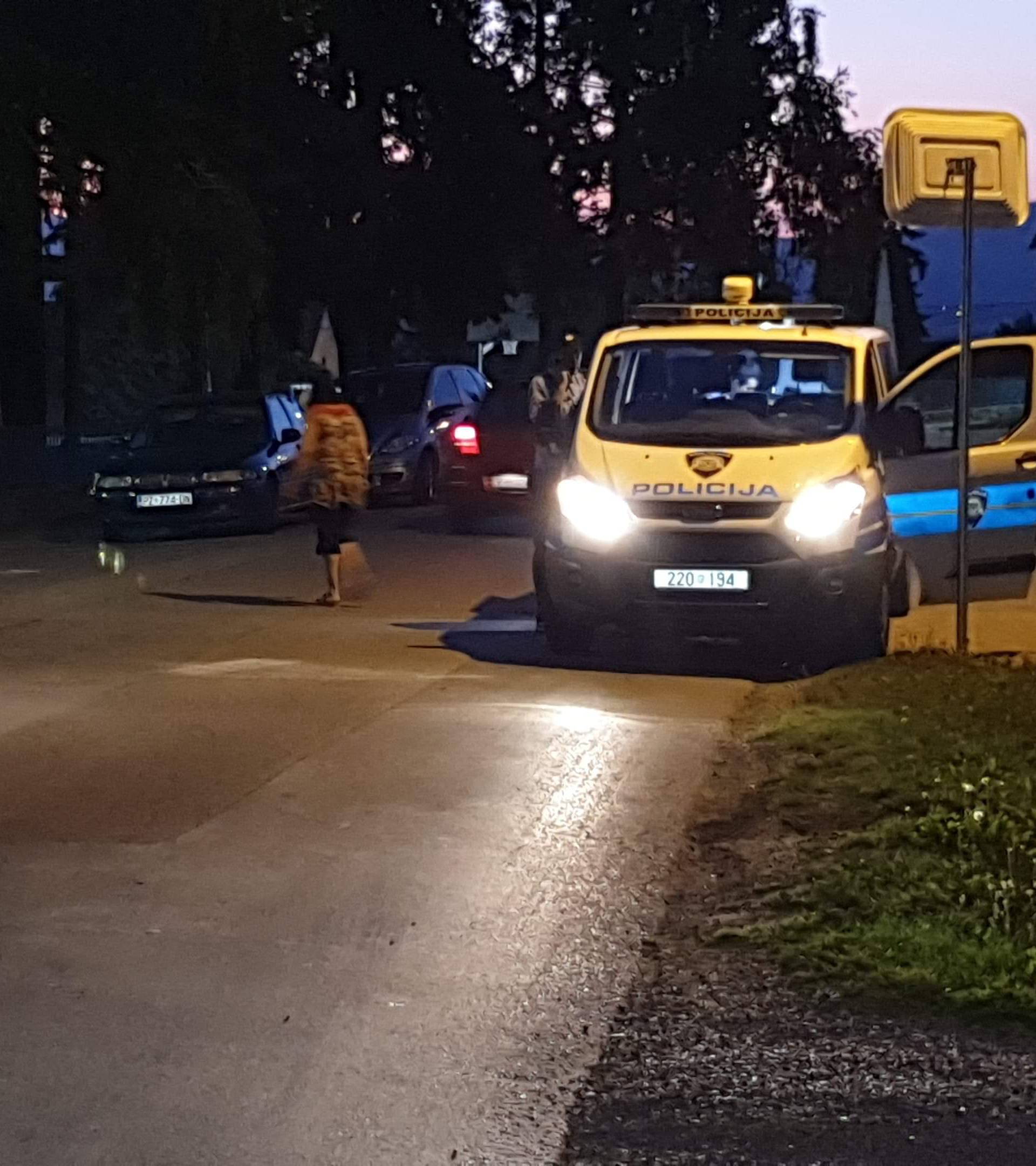 Na dijete u Jakšiću naletio je auto: Prevezeno je u bolnicu