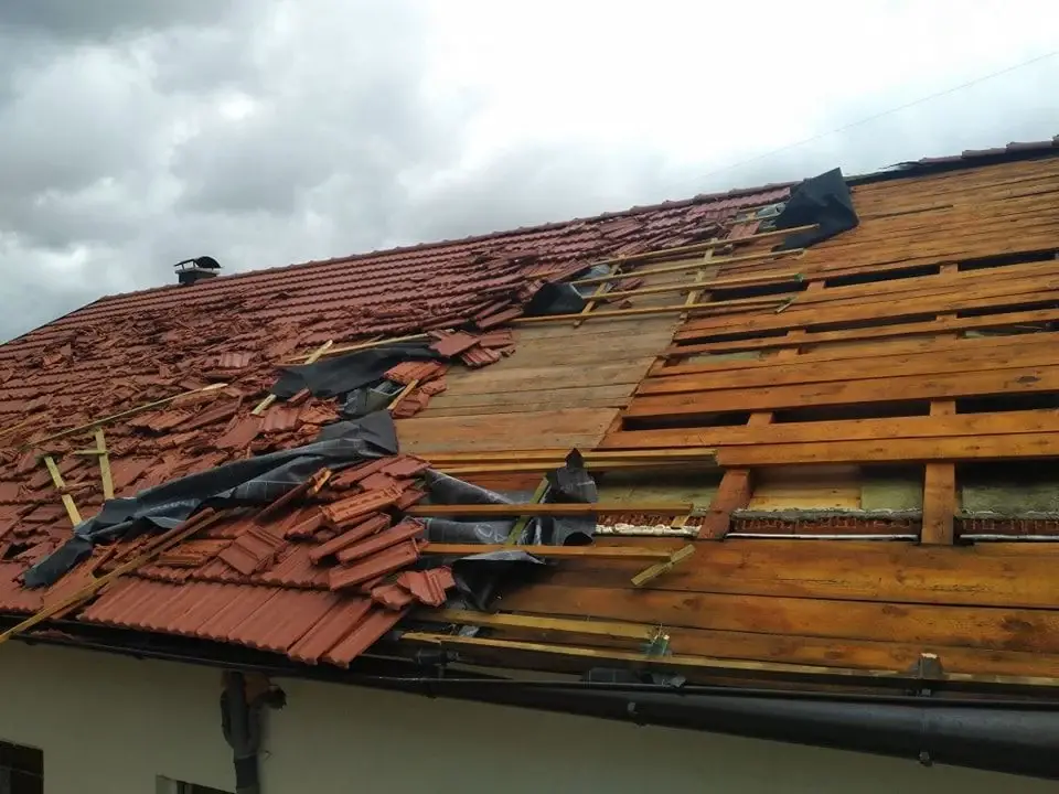 Snažno nevrijeme zabijelilo je Livno: Oštećene kuće, iščupana stabla, led je prekrio ulice...