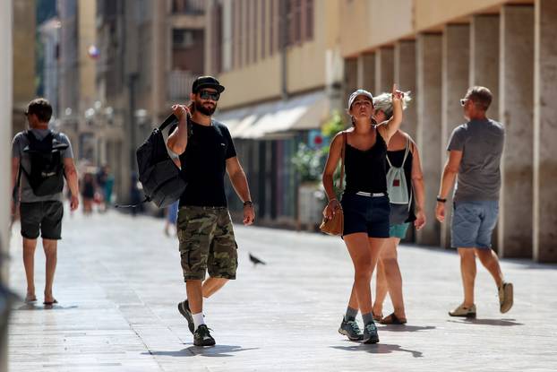 Turisti uživaju u sunčanom danu u Zadru