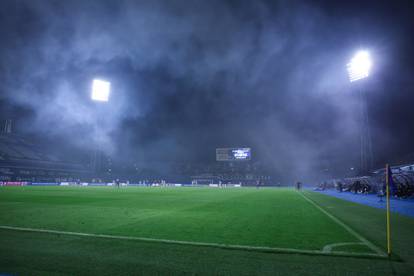 FOTO Torcida bakljama zasula teren Maksimira, letjele i do centra!? Evo što su im zaplijenili