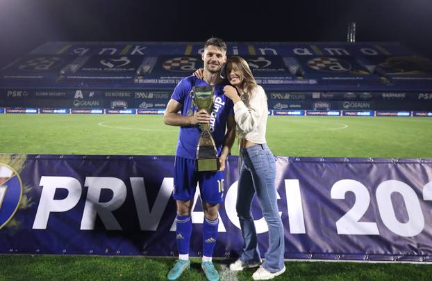 Nogometaši Dinama ponosno pozirali sa svojim obiteljima