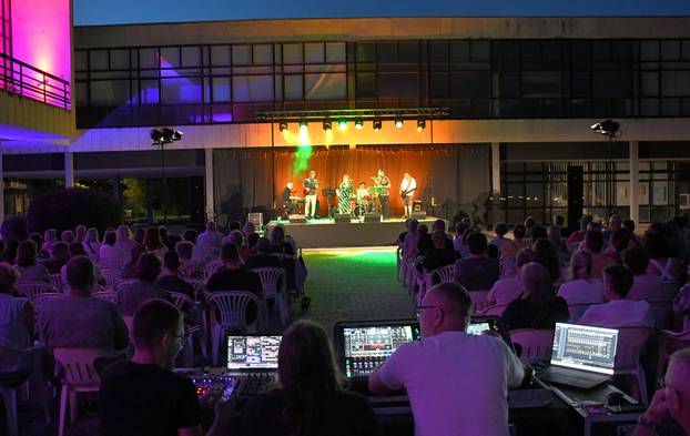 Slavonski Brod: Koncert  jazz sastava Sing Song Swing na pozornici Brodskog glazbenog ljeta