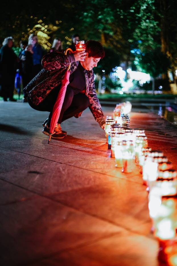 Mostar: Građani zapalili svijeće za tragično preminulu obitelj Krstić