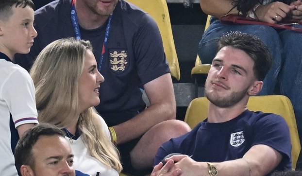 FOTO Fotkala se uz Arsenalovu zvijezdu, 'pobrkali' su je za njegovu djevojku: 'Odvratni ste'