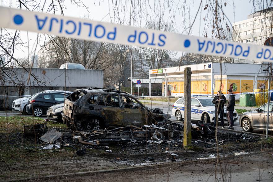Zagreb: U Zapruđu u potpunosti izgorjela kamp prikolica, požar zahvatio i susjedna vozila