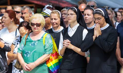 FOTO Procesija u Sinju: Časne mole, a kraj njih gospođa s torbicom u duginim bojama