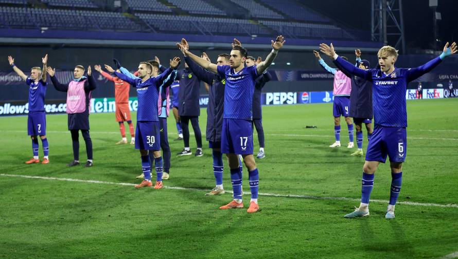 Igrači Dinama pozdravili navijače nakon utakmice protiv Celtica u Ligi prvaka