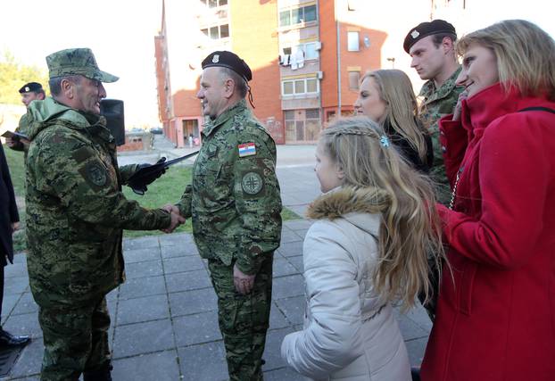 Knin: Šundov i Krstičević uručili ključeve stanova pripadnicima Gardijske mehanizirane brigade