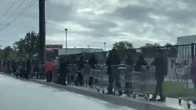 Nestvarne snimke iz Amerike: Satima čekaju ispred trgovina