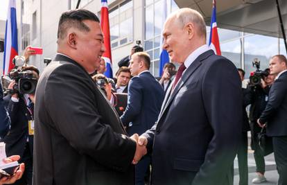 FOTO Kim Jong Un od Putina je dobio luksuzni tenkić: 'Ma bježi, Trumpe, imam novog prijatelja'