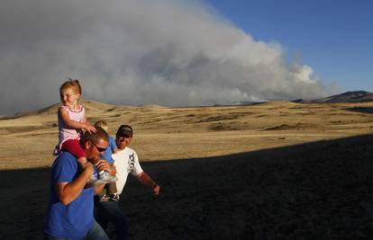 Šumski požar u Arizoni otjerao 7000 ljudi iz kuća, gori 13 dana